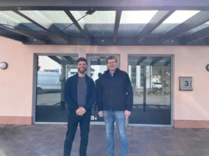 Hier könnte schon bald ein neuer Yobsti einziehen: Andre Tiede (l.) und Herbert Schwarzmüller in Schwanheim. Foto: Sophia Kürbs