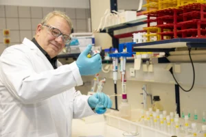 Im MVV-Wasserlabor untersucht Alfred Ewen das Lebensmittel Nummer eins. Foto: MVV