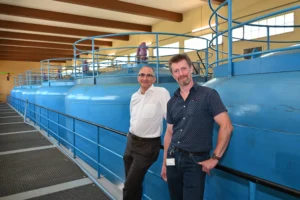 Ein Blick auf die Filteranlage im Wasserwerk I auf der Parkinsel mit dem Technischen Vorstand Thomas Mösl (links) und Wasserwerke-Leiter Rainer Barchet. Foto: TWL