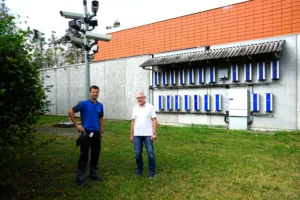 Technischer Geschäftsführer Bodo Kleinevoß (r.) und stellvertretender Werksleiter und Wassermeister Alexander Spang auf dem umfassend gesicherten Gelände des Wasserwerks Schwetzinger Hardt. Foto: Volker Widdrat