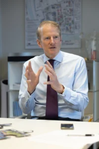 Professor Knaebel im Gespräch. Bild: Cheesy Photo