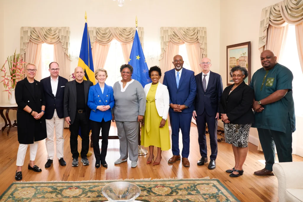 Prominente Unterstützung von Anbeginn: Ursula von der Leyen (4.v.l.), Präsidentin der Europäischen Kommission, Mia Amor Mottley (5.v.l.), Premierministerin von Barbados, Dr. Gerhard Ries (2.v.l.), Vorsitzender des Aufsichtsrats von BioMed X und CEO Dr. Christian Tidona (3.v.l.). Europäische Union (dank des Pharma-Next-Programms), Regierung von Barbados und BioMed X ziehen seit Februar 2025 in der Verbesserung von Therapien an einem Strang. Bild: BioMed X/Charlie Pitt Barbados GIS