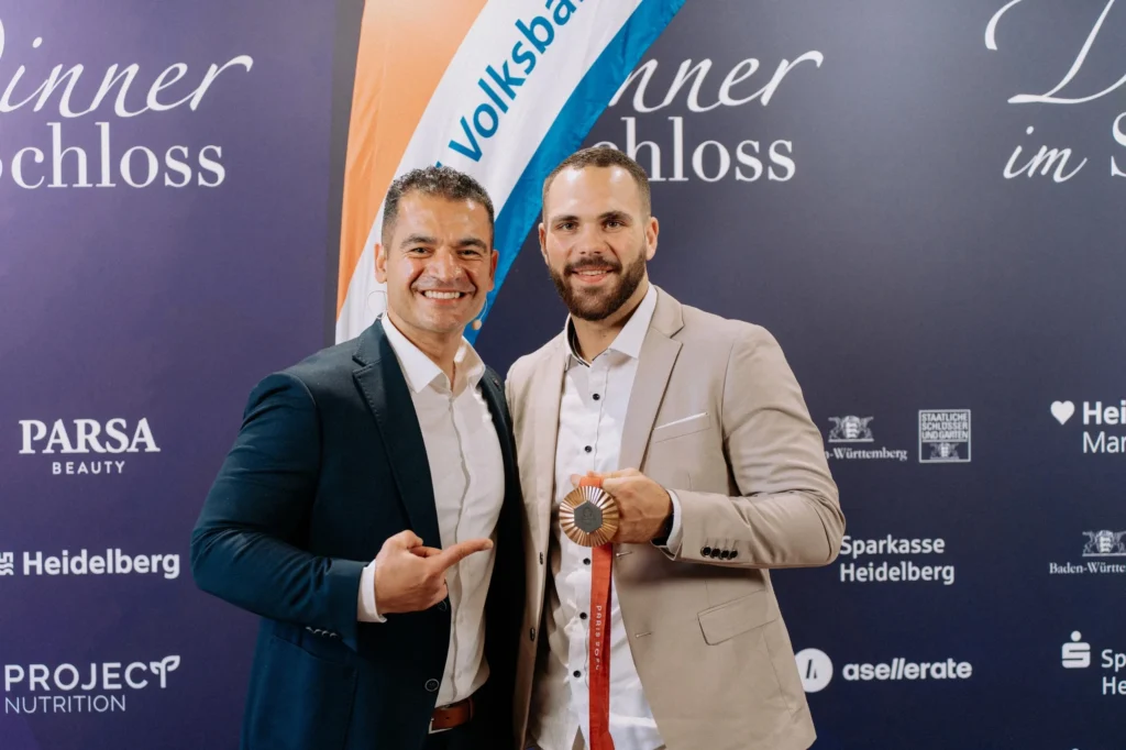 So sehen der Unternehmer und der Paralympic-Medaillengewinner aus, wenn sie nicht im Studio trainieren: Reza Mehman (l.) und Lennart Sass beim „Dinner im Schloss“ vor einem Jahr. Bild: Reza Mehman/Dinner im Schloss