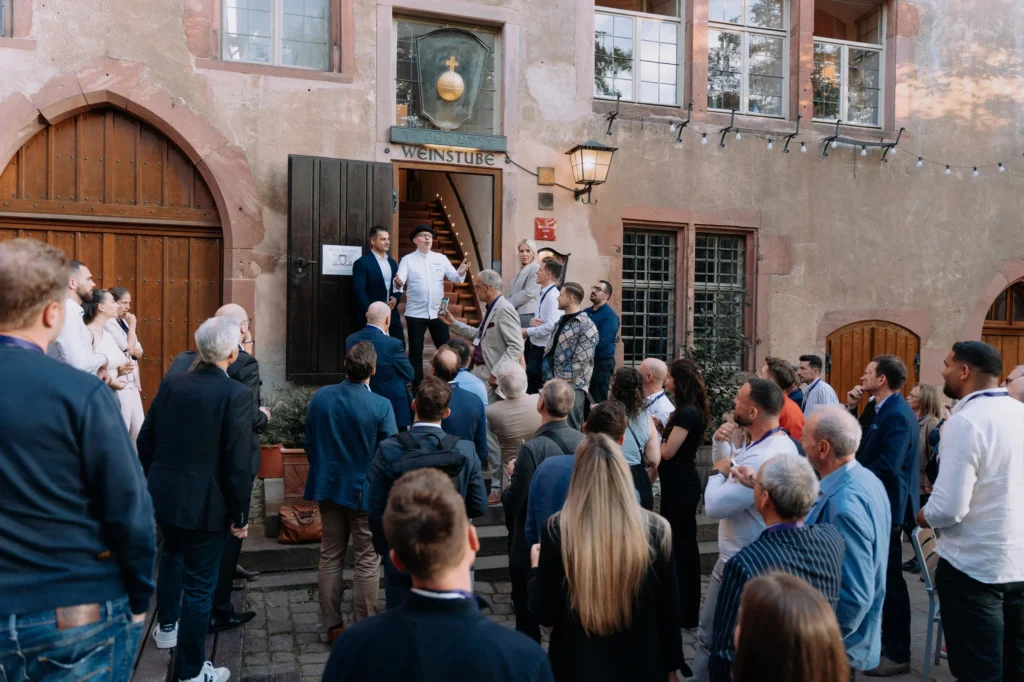 Das kulinarische Highlight des Netzwerk-Events ist das namensgebende Dinner des Schlossgastronomen und langjährigen Sternekochs Martin Scharff (Mitte oben). Bild: Reza Mehman/Dinner im Schloss