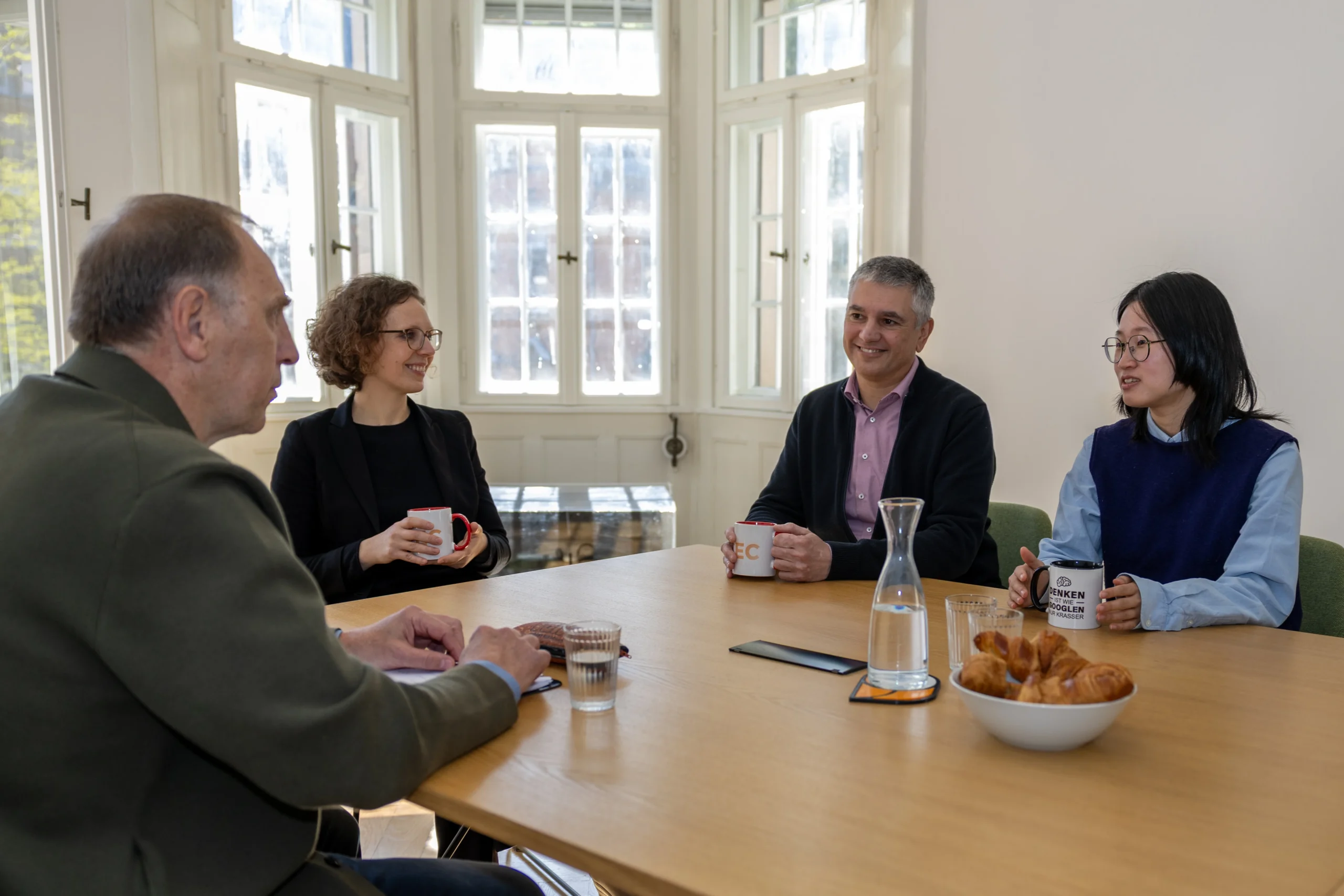 Der Autor im Gespräch mit Olga Mordvinova, Cyrille Waguet und Shuni Chen vom Projektmanagement und Marketing. Bilder: Cheesy