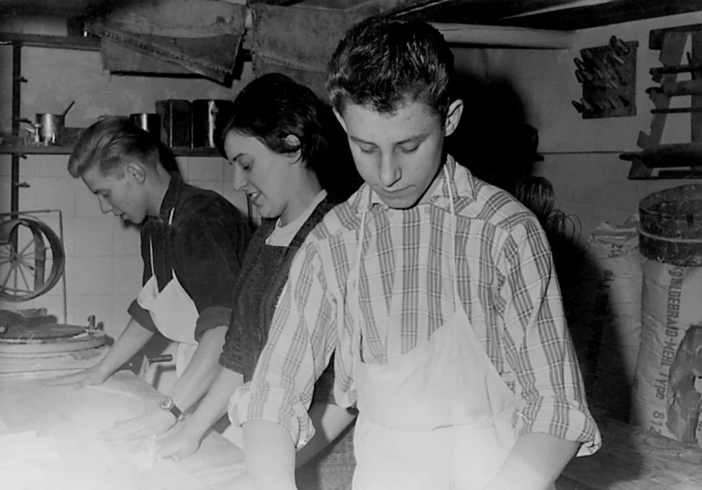1959: Winfried (vorn) hilft mit seinen Geschwistern Walter und Edeltrud in der Bäckerei. Bild: Privat
