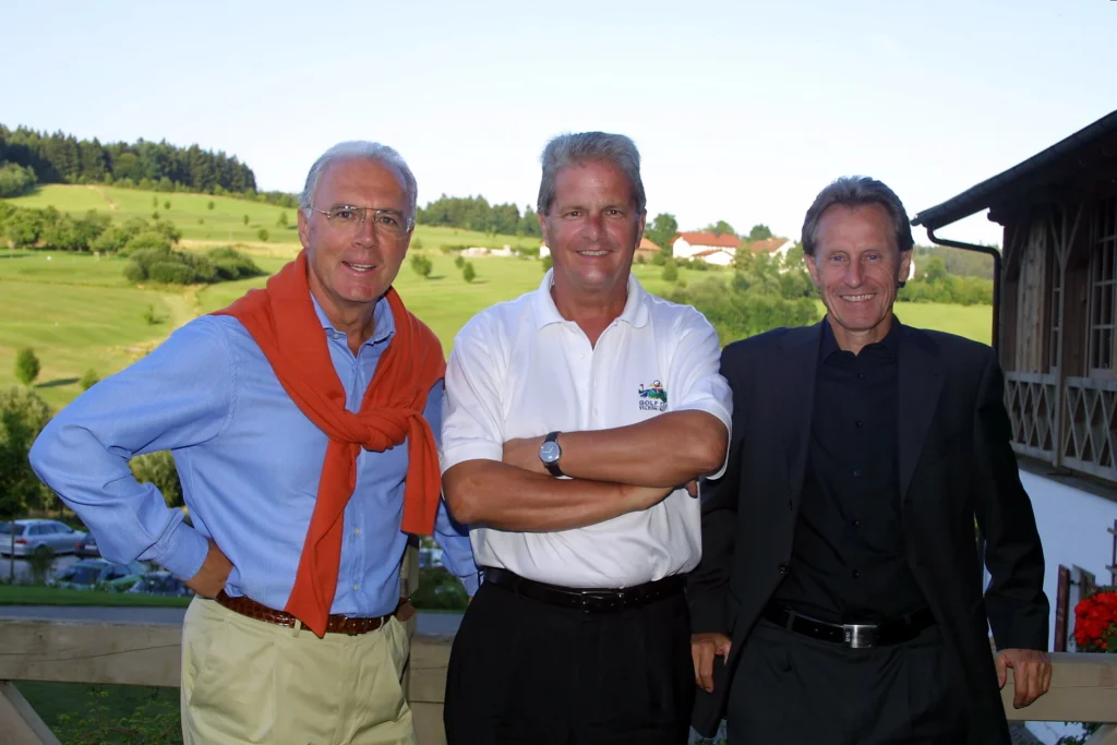Drei Legenden: Franz Beckenbauer (†, l.), Dietmar Hopp und Winni Rothermel (r.). Das Foto entstandam Rande des Kaiser-Special-Cups im Jahr 2001. Bild: abcVerlag/Ellen Klose