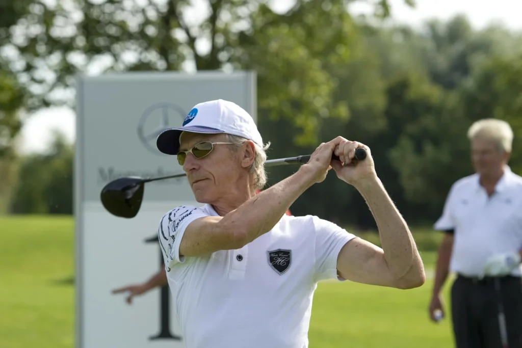 Der Golfplatz bleibt ein Terrain zum Netzwerken, auch für Winni Rothermel (hier mit Driver). Bild: Privat