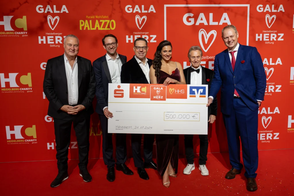 Großer Erfolg: Bei der Herz-Gala 2025 im Palazzo kamen 500.000 Euro für die Heidelberger Herzstiftung zusammen. Darüber freuen sich die Gastgeber undUnterstützer Jürgen B. Harder (v. l.), Thomas Saueressig, Gerd Chrzanowski, Sally Özcan, Winni Rothermel und Professor Dr. Norbert Frey. Bild: Cheesy