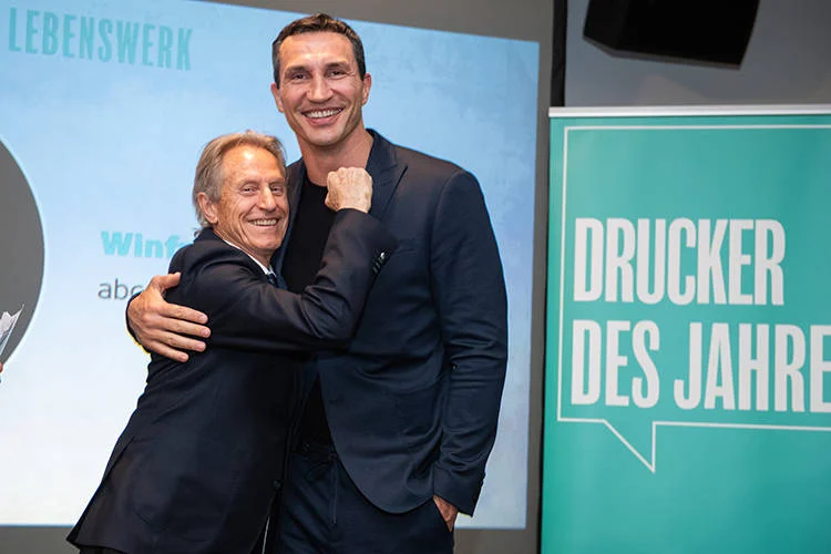 Dieses schöne Bild entstand 2019 bei der Wahl „Druckerdes Jahres“: Wladimir Klitschko hielt die Laudatio auf seinen Freund Winni Rothermel, der für sein Lebenswerk geehrt wurde. Bild: Oberauer GMBH/Hojabr Riahi