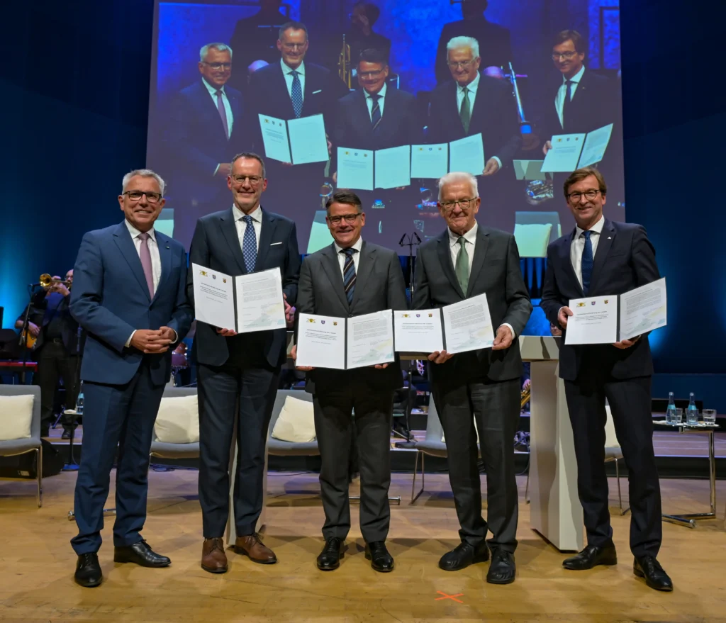 Wichtiger Schritt für weitere gemeinsame Jahre der Metropolregion Rhein-Neckar: die Unterzeichnung der Fortführung des Koalitionsvertrags zwischen Rheinland-Pfalz, Baden-Württemberg und Hessen. Bild: MRN