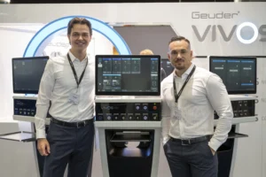 Premiere: David Geuder und Olcayto Gülec stellten im Juni das neueste Gerät aus dem Unternehmen mit dem Namen VIVOS auf der größten nationalen Leitmesse für Augenheilkunde und Augenchirurgie in Nürnberg (DOC) vor.
