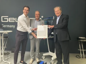 Heidelbergs Oberbürgermeister Professor Dr. Eckart Würzner (M.) gratuliert David und Volker Geuder zum 75. Bestehen ihres Unternehmens. Bilder: Geuder AG