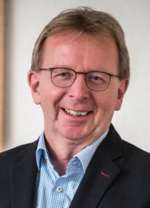 Matthias Baaß (Jahrgang 1962) ist gebürtiger Viernheimer und dort tief verwurzelt. Seine berufliche und politische Laufbahn ist eng mit seiner Heimatstadt verknüpft. Nach seiner ersten Wahl zum Stadtoberhaupt im Jahr 1997 wurde Baaß in den folgenden Jahren jeweils wiedergewählt, zuletzt im März 2021 für eine weitere sechsjährige Amtszeit bis 2027. Neben seiner Arbeit als Bürgermeister ist er Vorstandsmitglied des Vereins Zukunft Metropolregion Rhein-Neckar e. V. und engagiert sich in kommunalen Spitzenverbänden.
