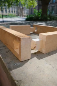 Durch clevere Steckverbindungen lassen sich die Holzelemente einfach montieren, demontieren und wiederverwenden.