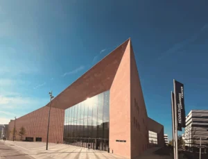 Das architektonisch markante Heidelberg Congress Center befindet sich ideal gelegen gegenüber dem Hauptbahnhof und verfügt über ein flexibles Raumkonzept. Bild: Heidelberg Marketing