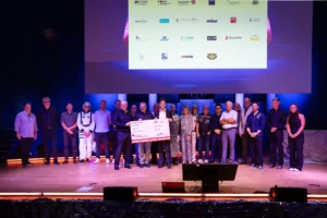 Die m:con – mannheim:congress GmbH bringt seit mehr als 16 Jahren Wirtschaft und Medizin für die Neuroblastom-Forschung in Mannheim zusammen. Mitte Juli wurde hierfür ein Charity-Golfturnier in St. Leon-Rot und am Abend im Congress Center Rosengarten eine Veranstaltung unter dem Motto „Weltraum & SciFi“ ausgerichtet. Neben der Siegerehrung der besten Golfer sowie vorzüglichem Essen gab es spannende Panels zu den Themen Sport und KI in der Medizin, moderiert von m:con-Geschäftsführer Bastian Fiedler und Katja Bauroth, Head of Content bei econo – die beide im Raumanzug auf die Bühne kamen. Am Ende konnten 45.000 Euro an die Klinik für Kinder- und Jugendmedizin des Universitätsklinikums Mannheim übergeben werden. Bild: Wiebke Fuchs/m:con